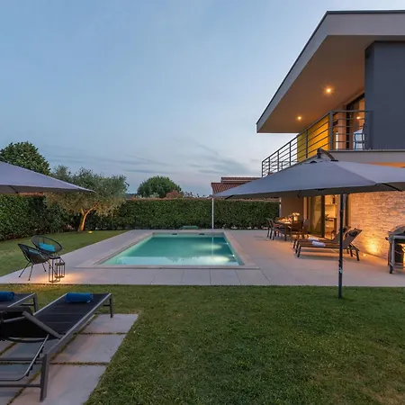 Сasa de vacaciones In Mit Grossem Pool By Interhome Dračevac