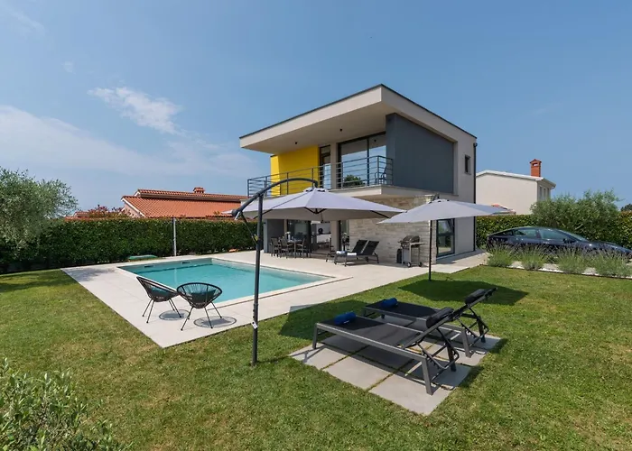 In Mit Grossem Pool By Interhome בית נופש