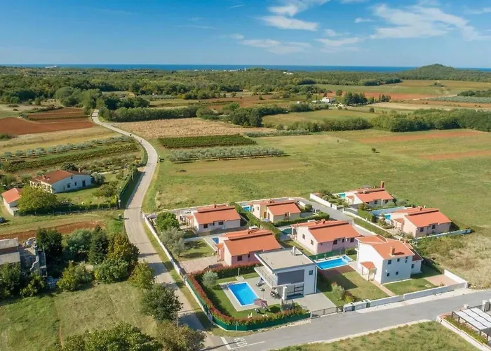 In Mit Grossem Pool By Interhome *