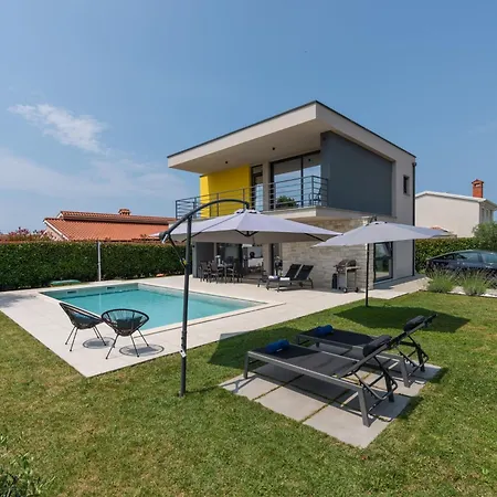 In Mit Grossem Pool By Interhome Nyaraló