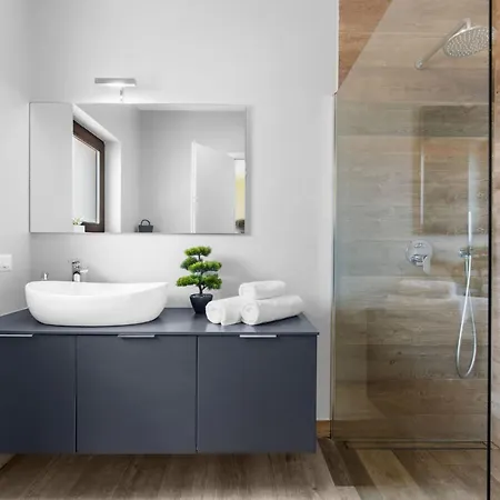 Vakantiehuis In Mit Grossem Pool By Interhome